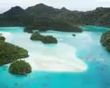 Rajskie krajobrazy Raja Ampat: turkusowe laguny, piaszczyste ławice i bujna zieleń tropikalnych wysp.