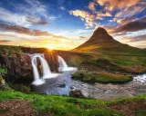 Cascata islandese al tramonto, un dialogo tra la natura e l'anima di un islandese in analisi.