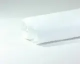 Biała rolka materiału Tyvek na białym tle.