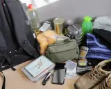 Plecak, woda, konserwy, ciastka, apteczka, ubrania, buty, telefon, klucze, scyzoryk – to wszystko, by jak przygotować się do wojny.