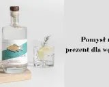 Elegancka butelka z etykietą "Janusz Galicki" i złotą rybką. Idealny pomysł na prezent dla wędkarza, by każda rybka była złota.
