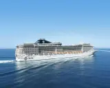 La nave MSC solca il mare blu. Scopri cosa si paga in crociera MSC per una vacanza indimenticabile.