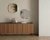 Come arredare una madia moderna: due specchi ovali e vasi decorativi creano un punto focale elegante.