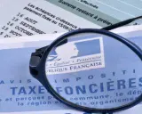 Loupe sur un avis de taxe foncière par commune. Le document mentionne "République Française" et des dates d'échéances.