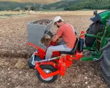 Un agriculteur utilise une machine pour planter des bulbes de safran. C'est le bon moment pour savoir quand arracher les bulbes de safran.