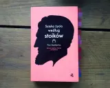 Okładka książki "Sztuka życia według stoików" Piotra Stankiewicza. Stylizowany profil męskiej głowy na różowym tle.