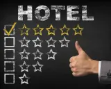 Ocena hotelu: zaznaczony pierwszy kwadrat, 2 złote gwiazdki. Kciuk w górę. Hotele od 16 lat to świetny wybór!
