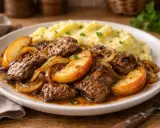 Wątróbka z jabłkiem i cebulką w sosie, podana z purée ziemniaczanym. Pyszne danie, które rozpływa się w ustach.