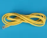 Un câble Ethernet jaune enroulé sur fond bleu. Il est marqué "UTP Cat5e BI-COM". Un bon choix pour votre réseau.