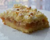 Pyszna tarta z jabłkami, posypana cukrem pudrem, kusi chrupiącą kruszonką i aromatycznym nadzieniem.