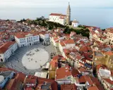 Luftaufnahme der Piran Altstadt mit dem Tartiniplatz und der Kirche St. Georg am Meer.