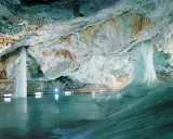 Lodowe cuda w jaskiniach Słowacja przy granicy. Stalaktyty i stalagmity lodowe w podziemnym świecie.