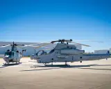 Zwei Marine-Hubschrauber, ein AH-1Z Viper und ein Bell UH-1Y Venom, stehen auf dem Flugplatz.