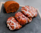 Figatells, unas deliciosas salchichas mallorquinas, listas para cocinar.