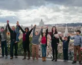 Familia feliz en Roma con niños, celebrando un viaje inolvidable.