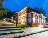 Ziegelgebäude mit Treppen und Lichtern bei Nacht
