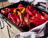 Peperoni al forno, succosi e leggermente abbrustoliti, pronti per essere gustati.