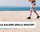 Spacer 6 km ile kalorii spala? Kobieta w kolorowych legginsach biegnie po plaży.