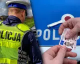 Policjant w kamizelce odblaskowej i ręka podająca prawo jazdy na tle radiowozu.