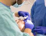 Ile kosztuje dentysta w 2026? Pełny cennik i NFZ.