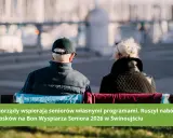 Seniorzy siedzą na ławce, zastanawiając się, czy będzie bon turystyczny dla seniora. Nabór na Bon Wyspiarza Seniora 2026 w Świnoujściu.