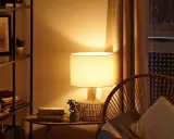 Ambiente acogedor con iluminación indirecta en el salón. Una lámpara de mesa ilumina suavemente la estancia, creando un espacio cálido y relajante.