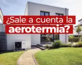 ¿Sale a cuenta la aerotermia? Una moderna casa con unidad exterior de aerotermia y jardín. Opiniones sobre eficiencia.