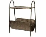 Ett elegant brickbord i mässing med två hyllplan och en tidningshållare. Perfekt för att förvara dina favoritböcker och tidningar.