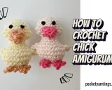 Dos adorables pollitos amigurumi tejidos a crochet, uno amarillo y otro rosa. ¡Encuentra el pollito amigurumi patrón gratis para crear los tuyos!