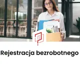 Kobieta z dokumentami i pudełkiem rzeczy wychodzi z biura. Zbliża się rejestracja bezrobotnego.