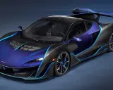 Der McLaren Sabre, ein Supersportwagen mit auffälliger blauer und schwarzer Lackierung, strahlt Geschwindigkeit und Luxus aus.