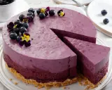 Ein wunderschöner Kuchen zum Muttertag, dekoriert mit frischen Blaubeeren und Veilchen.