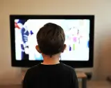 Un jeune enfant de 2 ans, absorbé par un dessin animé coloré sur le téléviseur.