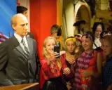 Dzieci robią selfie z woskową postacią w muzeum figur woskowych Ustka.