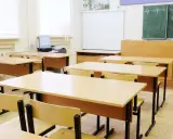 Puste ławki i krzesła w klasie, gdzie kiedyś siedzieli uczniowie. Jakie przedmioty odchodzą w 7 klasie? Może już nie będzie lekcji o tym, co jest na zdjęciu.