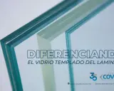 Dos muestras de vidrio, una templada y otra laminada, mostrando que tipo de vidrio es mas seguro.