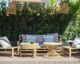 Un rincón acogedor para decorar terraza ático. Muebles de ratán, cojines y lámparas de mimbre crean un oasis natural.