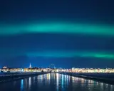 Norrsken över Luleå. En stad i ljus och en himmel målad i grönt.
