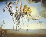 Surrealizm w czystej postaci: koń na szczudłach, słonie z długimi nogami, unoszące się budowle i postać z krzyżem.