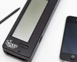 Pierwszy telefon dotykowy Simon obok nowoczesnego smartfona. Stylus leży obok.