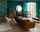 Elegante Art-déco-Innenarchitektur mit smaragdgrünen Wänden, geometrischen Mustern und luxuriösen Möbeln.