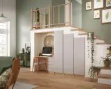 Bureau intégré sous l'escalier, avec plantes retombantes et cadre en bois. Une belle idee deco cage escalier.