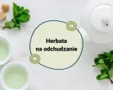 Dwie filiżanki zielonej herbaty, czajniczek, świeża mięta i cukier. Napar na odchudzanie.