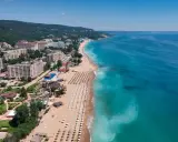 Bułgaria, Złote Piaski: widok z lotu ptaka na szeroką plażę z leżakami, hotele i park rozrywki. Idealne miejsce na wakacje!