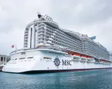 MSC Seaside, un gigante del mare, attracca in porto. Le sue dimensioni imponenti dominano lo skyline.