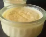 Deux ramequins de semoule au lait, un dessert crémeux et réconfortant, prêts à être dégustés.