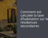 Comment est calculée la taxe d'habitation sur les résidences secondaires. Une maison ensoleillée et une table en bois avec des fleurs.