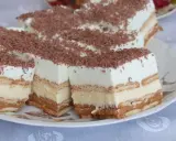 Szybkie ciasto bez pieczenia z budyniem i herbatnikami, udekorowane wiórkami czekolady. Idealne na deser!