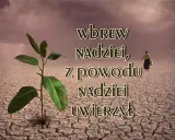Młoda roślinka wyrasta z suchej ziemi, symbolizując nadzieję wbrew wszelkim przeciwnościom. Kobieta w oddali idzie przez pustynię, jakby wbrew logice, w tej **delulu** wierze.