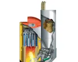 Corte transversal de una **instalación de caldera de biomasa** mostrando el depósito de pellets, el sistema de alimentación y la cámara de combustión con llamas.